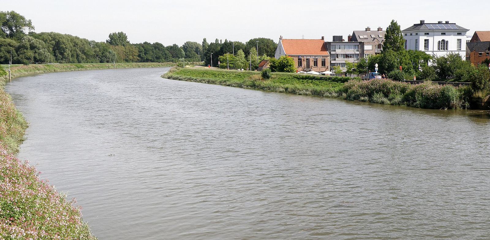 De Nete in Duffel, met huizen en bomen aan de overkant van de rivier
